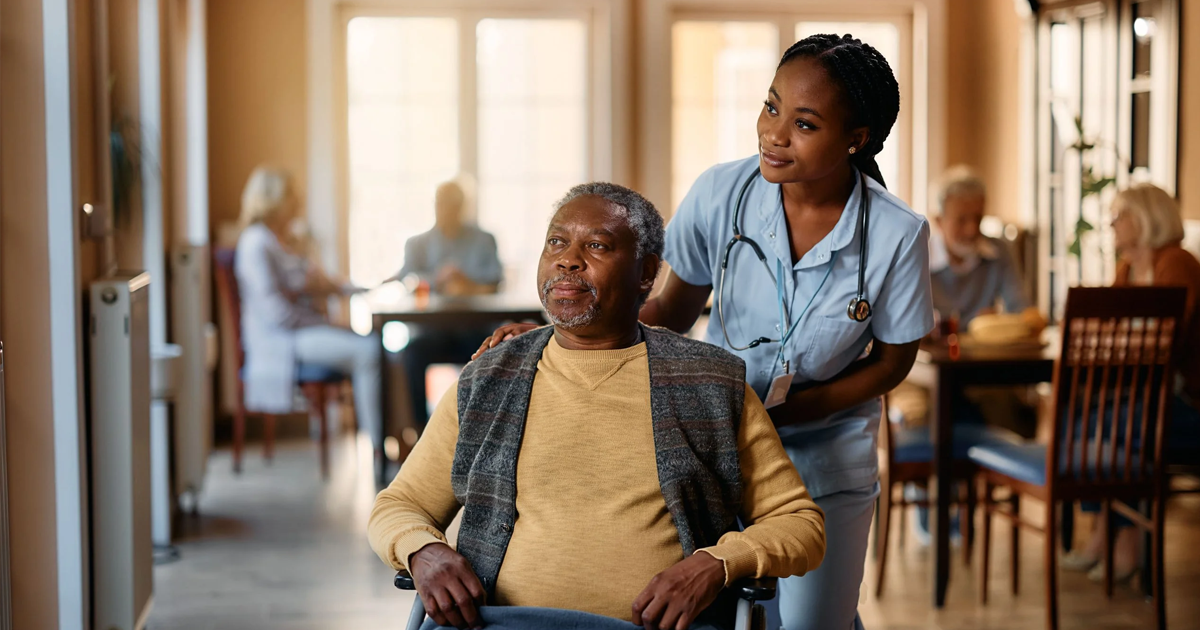 Por que e quando contratar um cuidador de idosos?